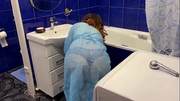 Ibu Tiri Sedang Mencuci Kamar Mandi, Tanpa Sengaja Dihardik Dari Belakang Oleh Anak Tirinya