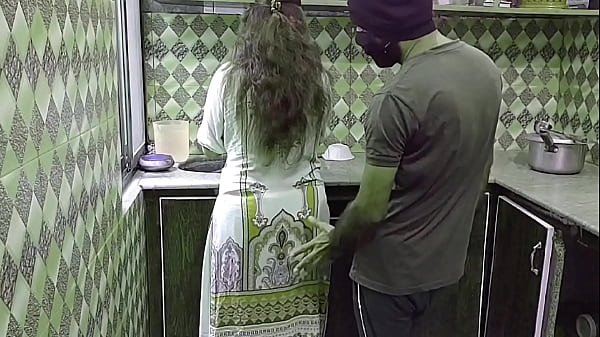 Bhabhi Tersepak Di Dapur Sambil Sibuk Masak, Suara Erangnya Bikin Greng