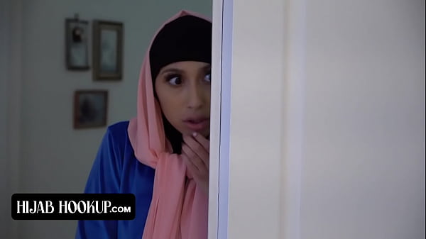 Gadis Muslimah Berhijab Dengan Bokong Sempurna Penasaran, Dihajar Vagina Ketatnya Oleh Pelatih Yang Bergairah