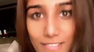 Poonam Pandey Nongkrong Live Di Ig, Payudara Nyempil Gak Sengaja