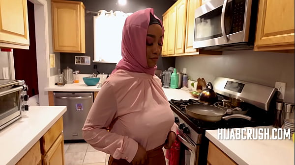 Curvy Ebony Hijabnya Kencang Nungging Sempurna, Lily Starfire Jago Main Kuda-kudaan