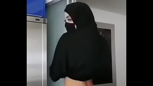 Mamãe De Hijab Peituda Exibindo A Gostosura
