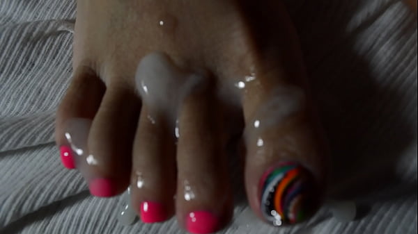 Mengecup Kaki Seksi Istri Asia Hingga Tumpah Sperma