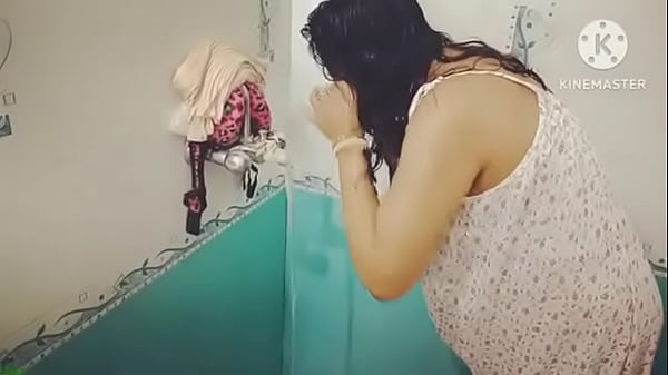 Desi Mandi Basah Kering, Siap Digoyang