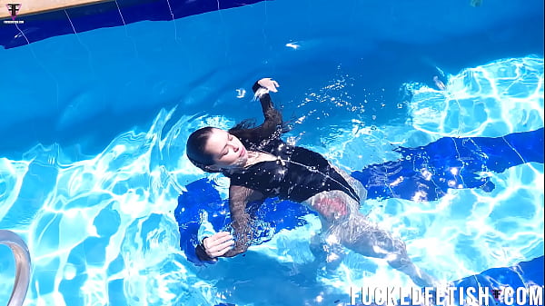 Jessica Kelinci Menggoda Di Kolam Renang
