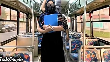 Istri Muslim Pulang Kuliah Naik Bus Sendirian, Langsung Digaruk Orang Asing Di Balik Hijabnya