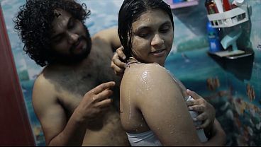 Cewek India Mandi Bareng Kakak Tiri, Romansa Panas Bikin Malu