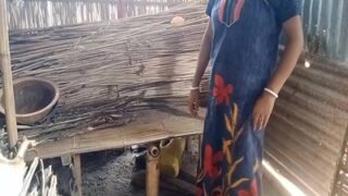 Bihari Babu Ngentot Malkinnya Di Gubuk Pinggir Sawah, Suara Desahan Bikin Malu Tetangga.