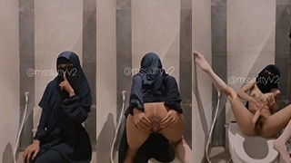 Miss Lutty Jilbab Nakal Mainin Diri Sendiri Di Toilet Mall Sambil Basah Kuyup.