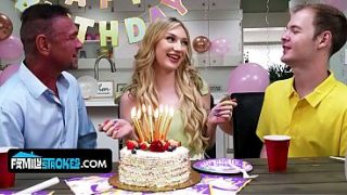 Anak Tiri Mungil Berdada Alami, Daisy Lavoy, Menggoda Dan Naik Ke Atas Kontol Bapak Tirinya.