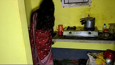 Devar Ngeliat Bhabhi Sendirian Di Dapur, Langsung Hajar Kontol Ke Memeknya.
