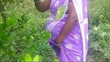 Pasangan Desa India Bercinta Di Alam Terbuka, Basah Kuyup Kena Panas Matahari.