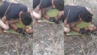 Cewek Nafsu Berat, Ngentot Di Luar Sambil Temen-temennya Nonton.
