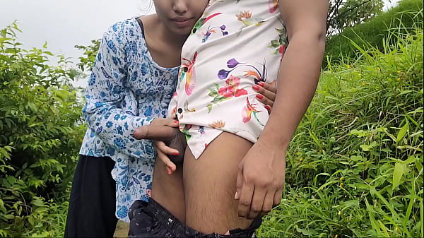 Desi Bhabhi Ko Khet Mein Chodne Ka Maza, Bahar Khule Aasman Ke Neeche