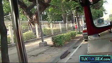Bule Naik Tuk-tuk, Janda Thailand Digebrak Kontol Gede Di Pinggir Jalan.