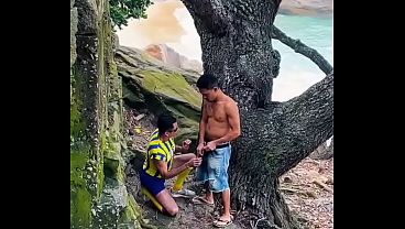 Ngentot Langsung Di Pantai Abrico Rio De Janeiro, Sambil Lihat Ombak Basahin Pantat.