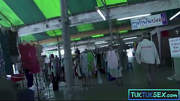 Dua Bule Ngejepit Lidah Abang Thailand Mungil Yang Ditindik, Bikin Basah Kuyup