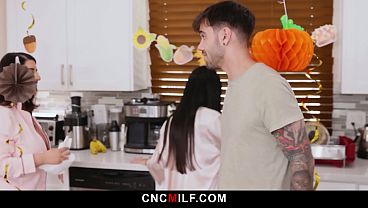 Ibu Tiri Marica Langsung Merasakan Tradisi Bebas Pakai Keluarga Ini Bikin Basah.
