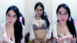 Amerlita Cantik Berkacamata Bikin Ngilu, Sange Abis