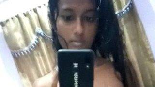 Sambil Tersenyum Nakal, Gadis Tamil Remaja Telanjang Di Kamar Tidurnya, Selfie Panas Untuk Pacarnya