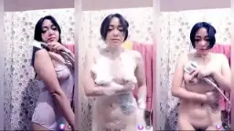 Vie Mandi Bugil Goyang Hot Di Mango Live, Bikin Crot Nonton.