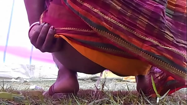 Desi Bulu Lebat, Cewek Mandi Kencingin
