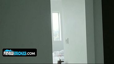 Ibu Tiri Berambut Pirang Montok Daisy Stone Disemprot Air Mani Oleh Kakak Tiri Yang Horny
