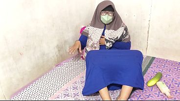 Cewek Hijab Indonesia Lagi Mainin Memek Sendiri Sampai Basah.