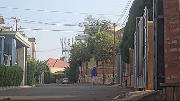 Mom Arab Di Luar Rumah Dekat Jalan, Ngebukin Memeknya Sampe Basah