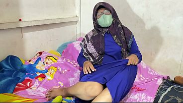 Wanita Berhijab Lagi Mainin Diri Sendiri Sampai Basah Kuyup