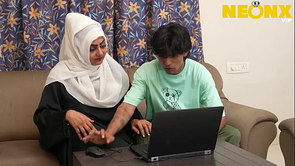 Cewek Hijab Digrebek Bokap Tiri Pas Lagi Mainin Memek Sendiri